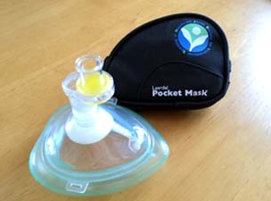 プロの蘇生としては必須の人工呼吸用感染防護具ポケットマスク：バリアデバイス